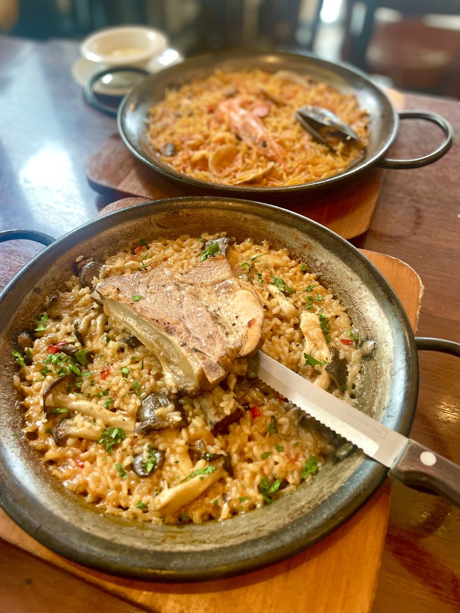 spainbarExiles's tweet photo. 連休ですね！当店月曜変わらず定休日です🙏
【土日限定ランチ】
◆豚スペアリブとひら茸のパエーリャ🥘
◆魚介のフィデワ
◆イカスミのフィデワ
◆短角和牛のカネロニグラタン

前菜は
◆ムール貝のクロケッタ
◆自家製ブリオッシュのパンコントマテ
◆スペインオムレツ
◆オリーブマリネ

是非〜🙇‍♂️ https://t.co/oE4Ykuxbse