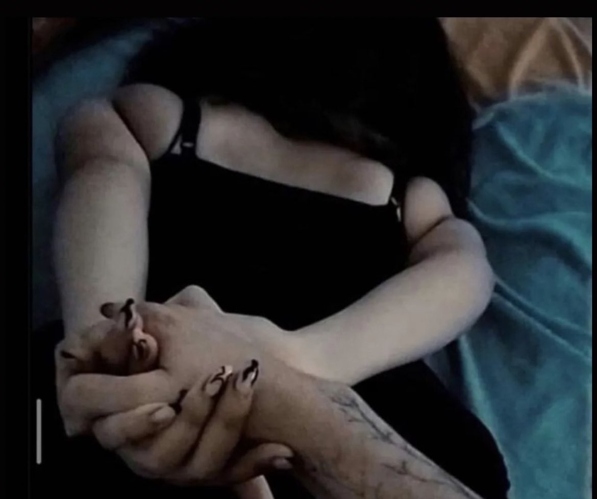 Evathegoth's tweet photo. this is how i wanna be with my man 🥹 https://t.co/aZ3i1IRJZh