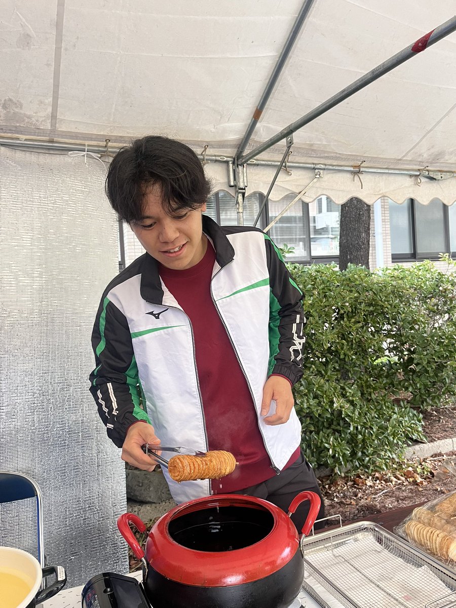 tottorimedtf's tweet photo. 11/1 11/2は待ちに待った錦祭です！
陸上部はトルネードポテトを販売するので、是非食べにきてください🍟✨
#錦祭　#鳥取大学医学部陸上部　#トルネードポテト https://t.co/d05X98uQtg
