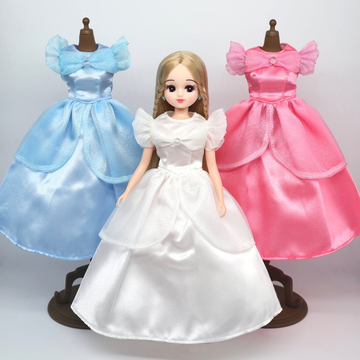 皆様こんにちは。 お人形教室スペシャルリカちゃんに新作ドレスが登場