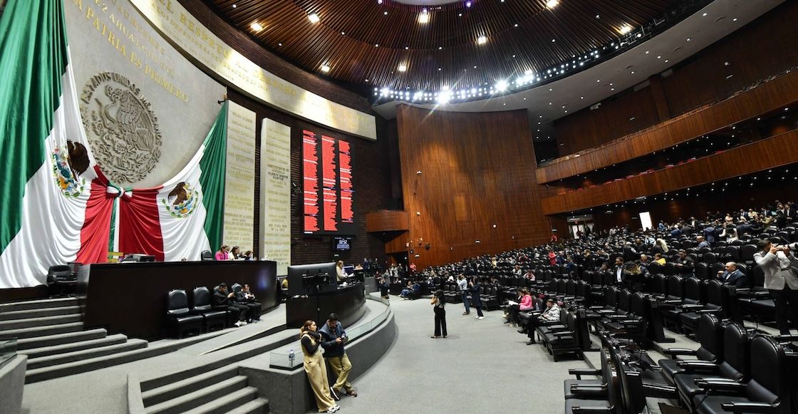 sopitas's tweet photo. Seguro ya vieron eso de que los diputados podrían recibir un aumentote en 2026 y hasta un “apoyo” para pagar el ISR 💸. Todo eso viene en el proyecto del Presupuesto de Egresos 2026, que se discutirá el 3 de noviembre y debe aprobarse antes del 15.
Lo curioso (y medio injusto) es que mientras ellos se reparten beneficios, el resto de los mexicanos tendremos que seguir pagando más impuestos… sin ningún “apoyo extra”. https://t.co/UGA57ptOht