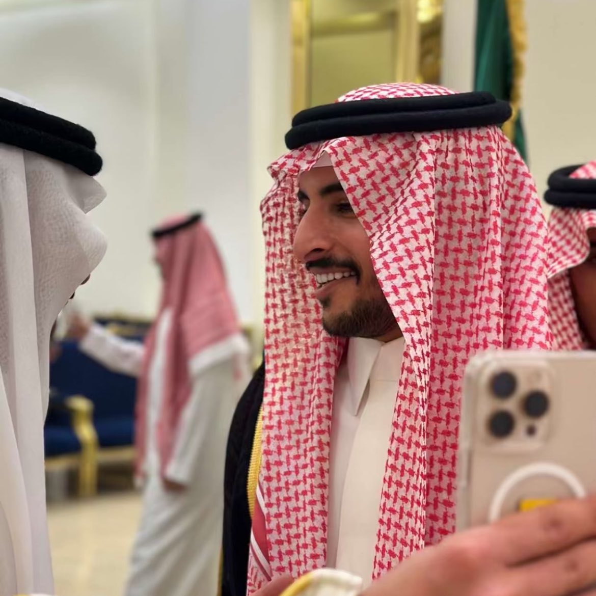 BB7N's tweet photo. " من يقول ان ال��عد مايبيّن بالوجيه 
والله ان وجهك لحالة يبشّر بالسعد "

عريسنا الله يبارك له وحياه زوجيه سعيده 🩶
#جميل_العتيبي https://t.co/FhkG4IxAol