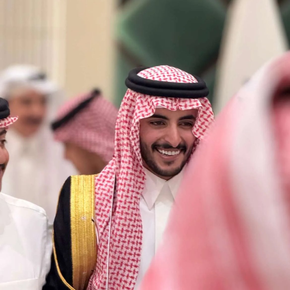 BB7N's tweet photo. " من يقول ان ال��عد مايبيّن بالوجيه 
والله ان وجهك لحالة يبشّر بالسعد "

عريسنا الله يبارك له وحياه زوجيه سعيده 🩶
#جميل_العتيبي https://t.co/FhkG4IxAol