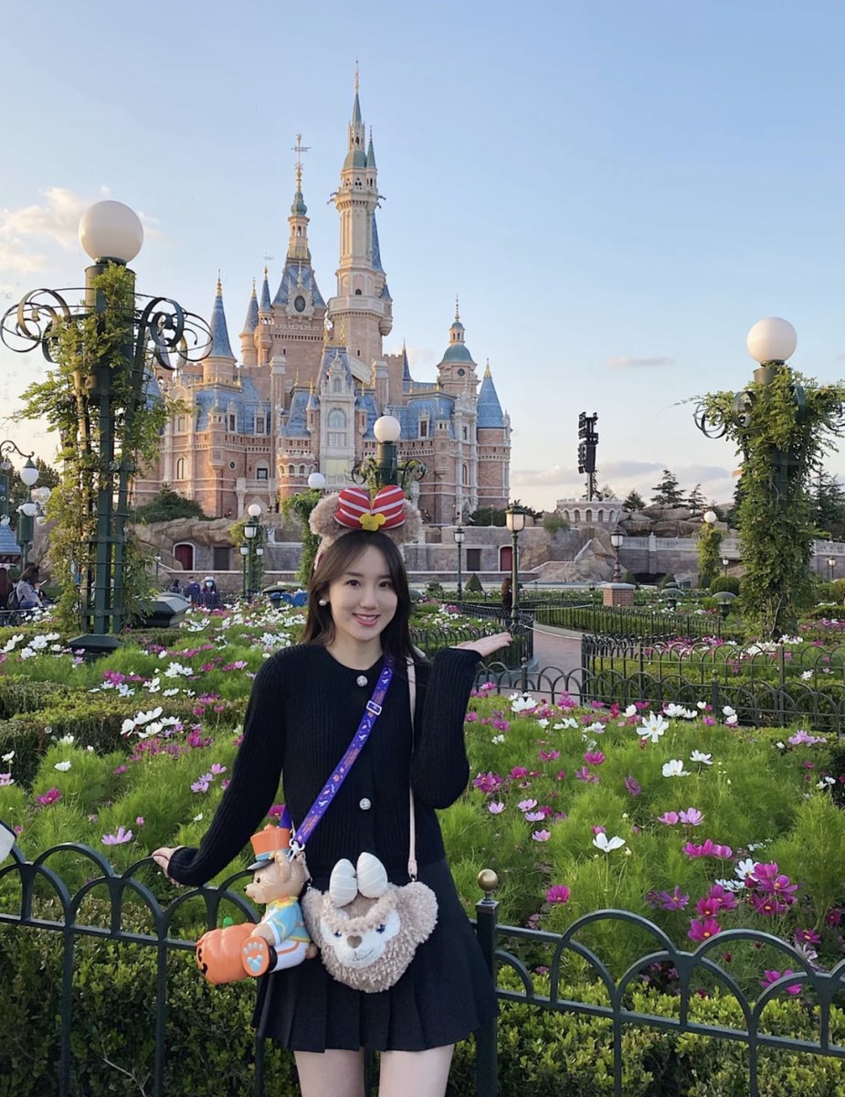 Leila4urose's tweet image. Magical moments, pumpkin dreams, and a sprinkle of Halloween fun at the happiest place on earth 🎃✨🏰 #DisneyMagic #HalloweenAtDisney #FairyTaleVibes