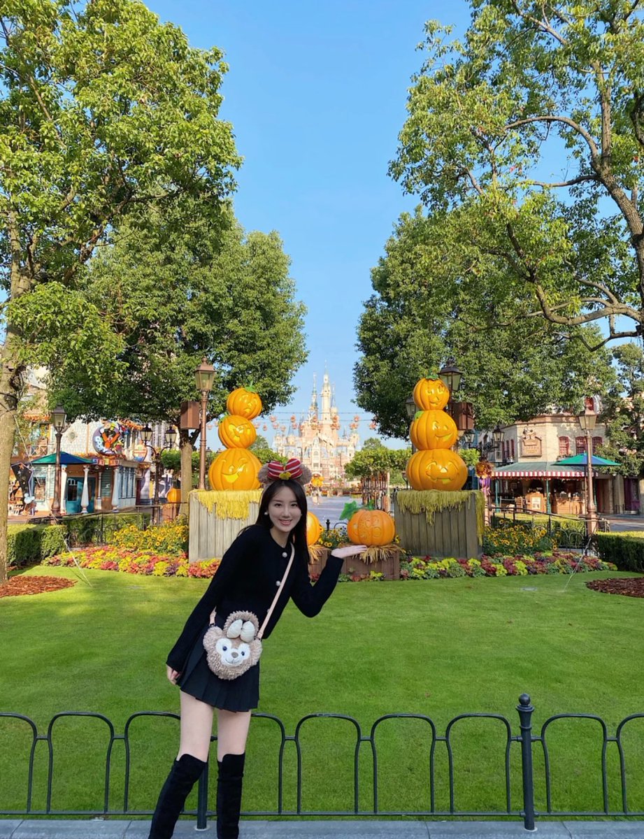 Leila4urose's tweet image. Magical moments, pumpkin dreams, and a sprinkle of Halloween fun at the happiest place on earth 🎃✨🏰 #DisneyMagic #HalloweenAtDisney #FairyTaleVibes