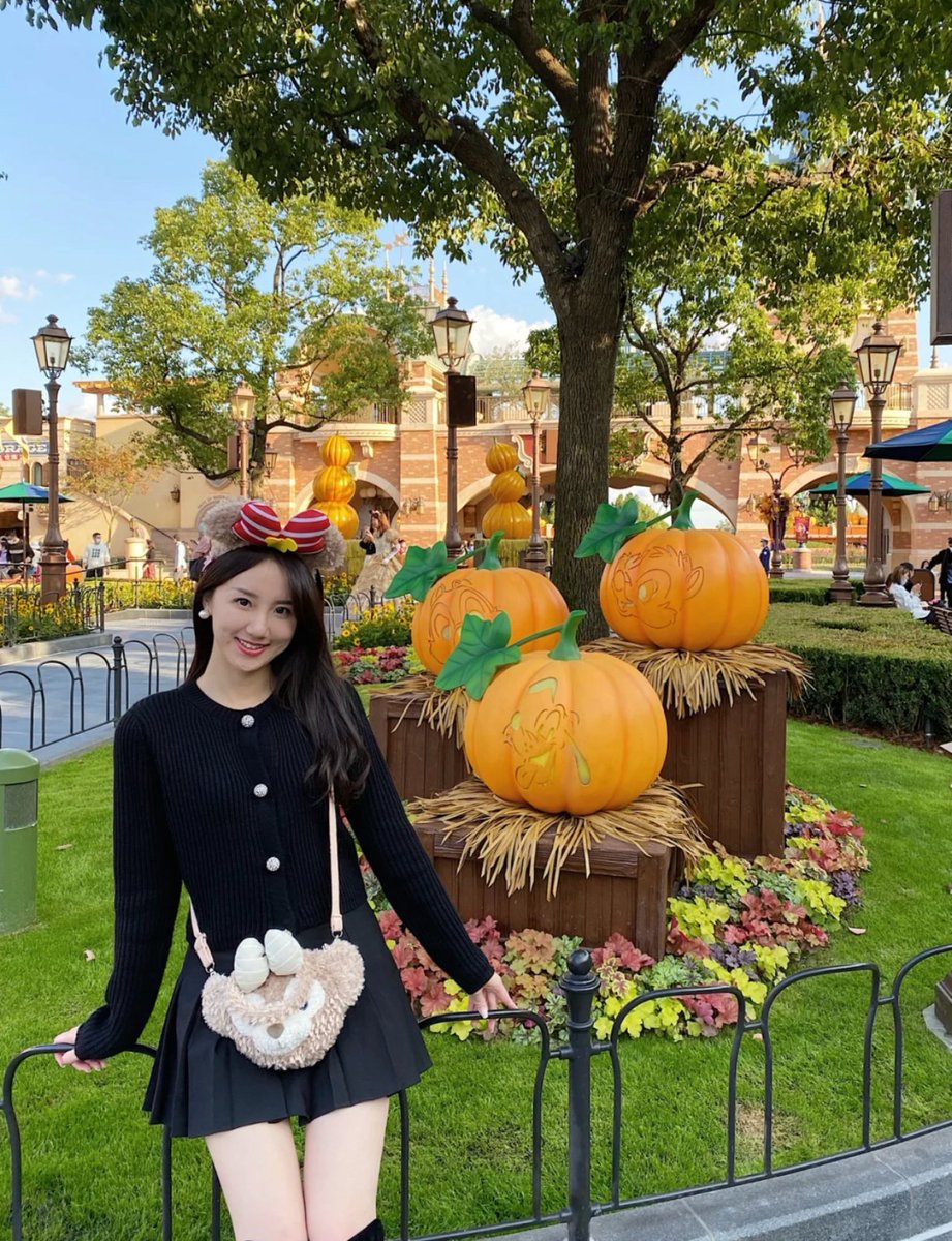 Leila4urose's tweet image. Magical moments, pumpkin dreams, and a sprinkle of Halloween fun at the happiest place on earth 🎃✨🏰 #DisneyMagic #HalloweenAtDisney #FairyTaleVibes