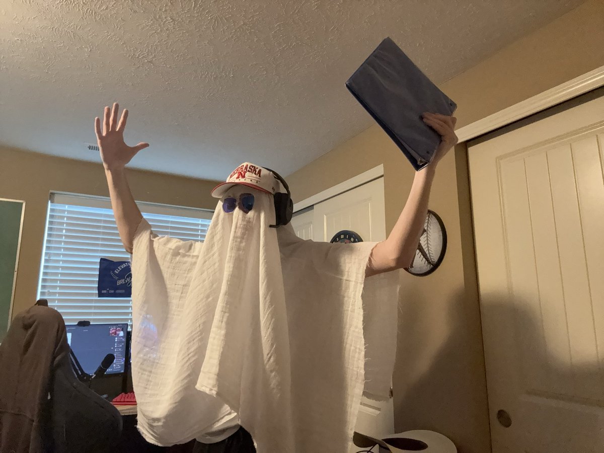 string_bean05's tweet image. Me watching my home boy blunder the easiest talking phase of his life at the party

(He’s gonna be single forever)