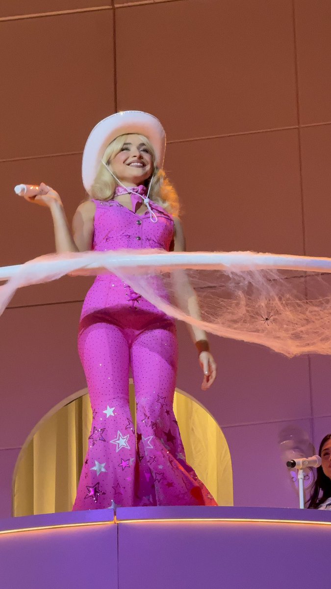 UpdatesBrinaBR's tweet image. 🚨Sabrina Carpenter está fantasiada de Barbie Cowboy para o segundo ato da #ShortnSpooky. #NYCShortnSweet