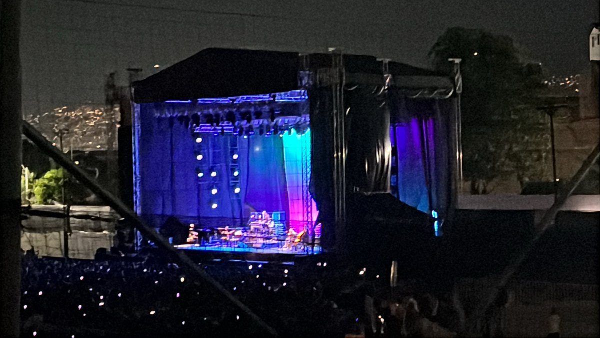 juanperiodista's tweet image. Pagar mucho para ver poco. Por fortuna el oído afinado sabe a qué vino. A los productores del concierto de Silvio Rodríguez se les nota el hambre, para no decir otra cosa, sobre pantallas. Así el artista se oponga, el público prevalece.