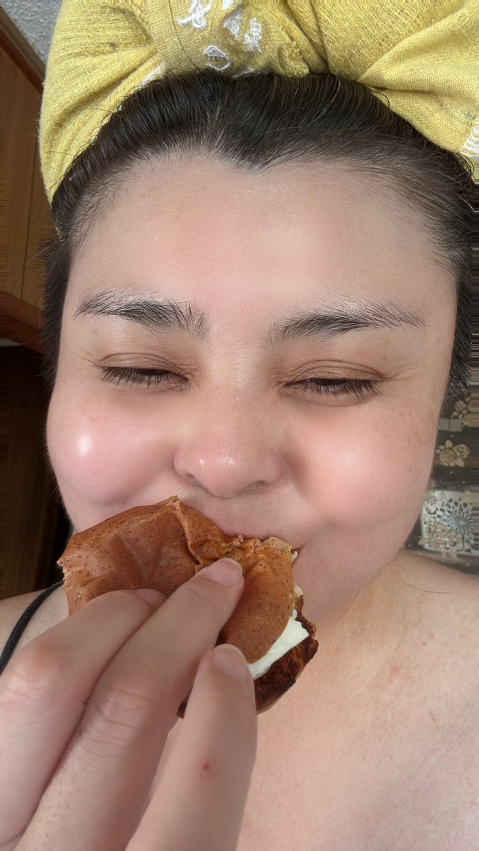 's tweet image. おそようございます♪朝風呂からのパンモーニング北海道日高産ハチミツ添えを食す11/1です。皆さんの定番朝食はなんですか。
#コロム
#パン派
#和食派
#朝ご飯
#沖縄
#秋晴れ