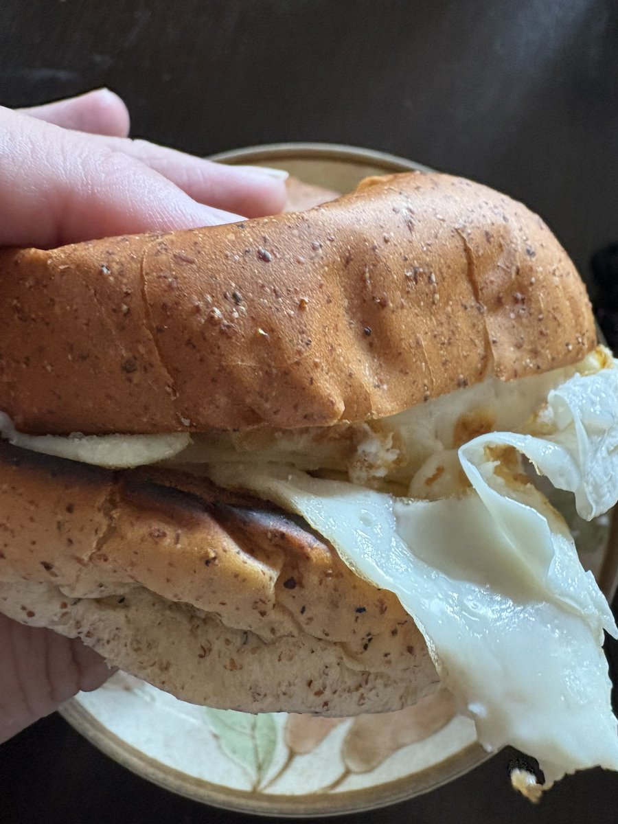 's tweet image. おそようございます♪朝風呂からのパンモーニング北海道日高産ハチミツ添えを食す11/1です。皆さんの定番朝食はなんですか。
#コロム
#パン派
#和食派
#朝ご飯
#沖縄
#秋晴れ