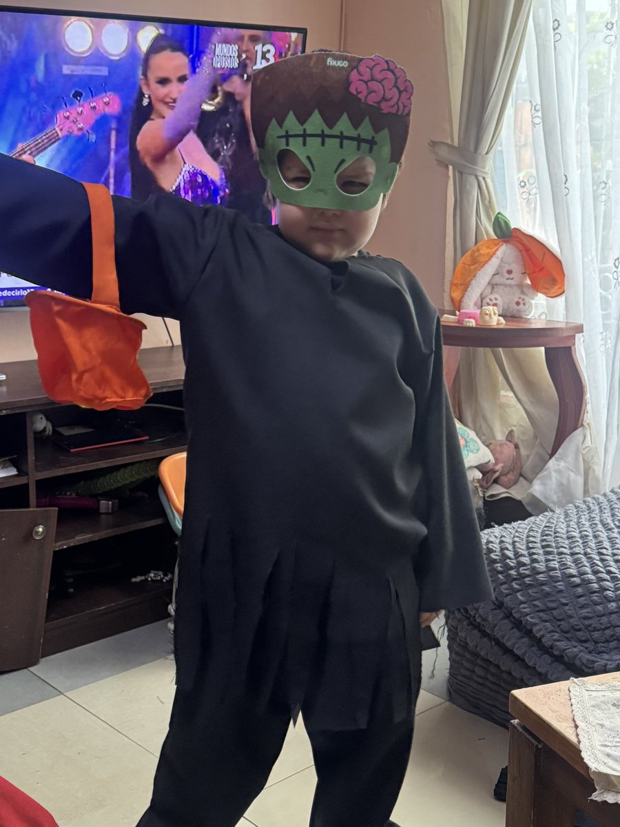 domydomi's tweet photo. @oliviaardey @MenchuGarceran @Dana_Jordan_ @MeganMaxwell @Noelia_Amarillo @lydialeyte Feliz halloween. 👻 https://t.co/5cUkSKbEfE