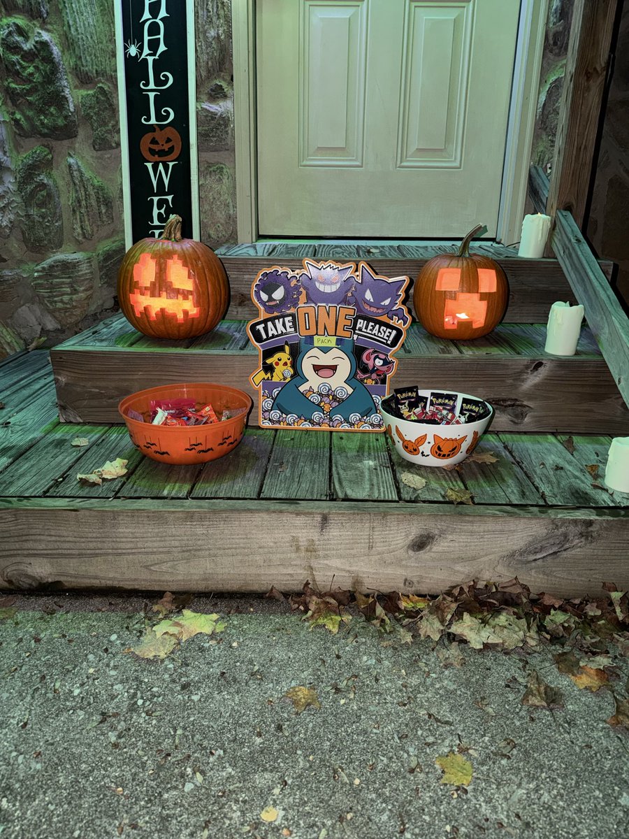 MrAlexWainscott's tweet photo. @iamapokeMOM We also did Minecraft! Happy Halloween! https://t.co/NXcQdPslz9