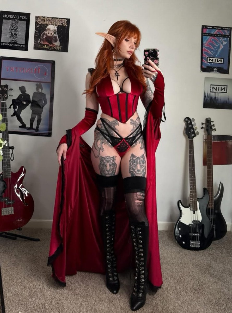 I couldn't justify buying a sword for a cosplay so I'm an elf bard this year 🧝🎸