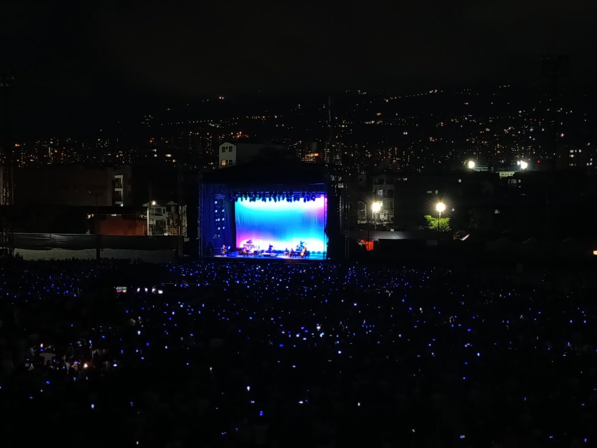juliocaica's tweet image. Lo cara de la boleta alcanzó para que @paramo_presenta pusiera una pantallita en el concierto de Silvio Rodríguez en Medellín. 

Y como que también pierden plata si suben el volumen.