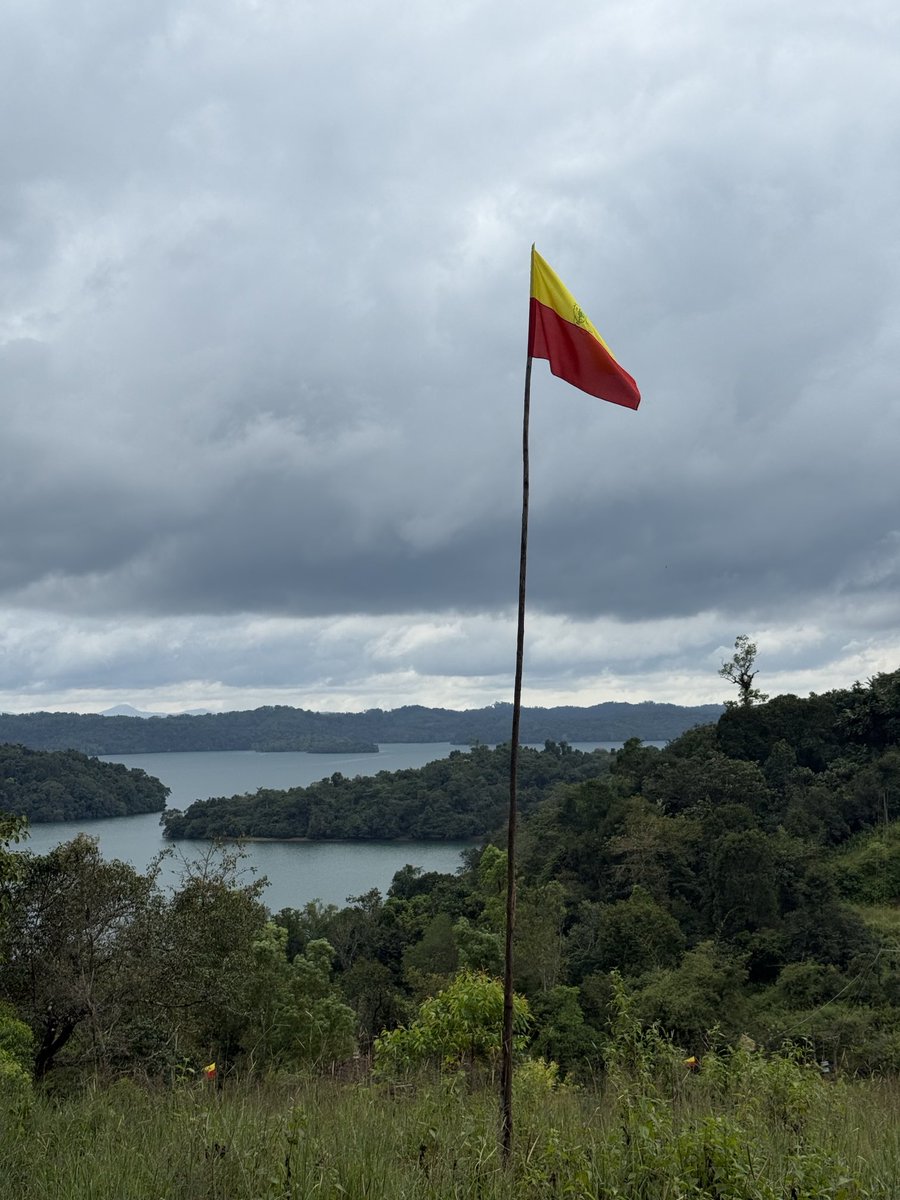 ಏರಿಸಿ ಹಾರಿಸಿ ಕನ್ನಡದ ಬಾವುಟ ......