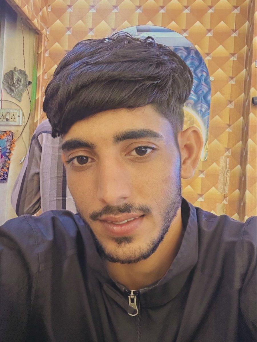 किरदार में अकड होना भी जरुरी है हर, कोई इज़्ज़त के लायक नहीं होता....!!#❤️💫