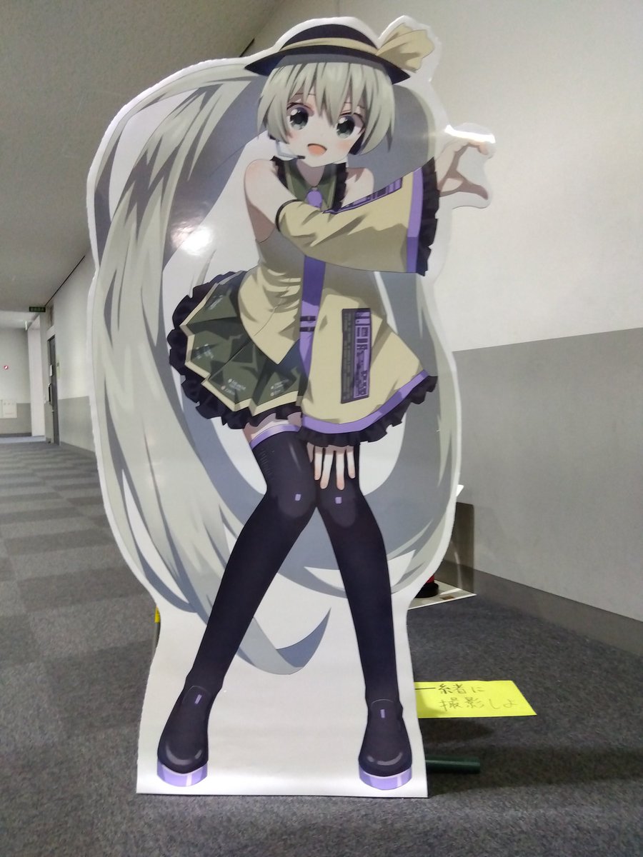 MMAA_313's tweet photo. こんにちは！初音ミクです！初音ミクの等身大パネルは撮る角度によって頭身が変わります！是非お越しください！ https://t.co/EXQmteu4ii