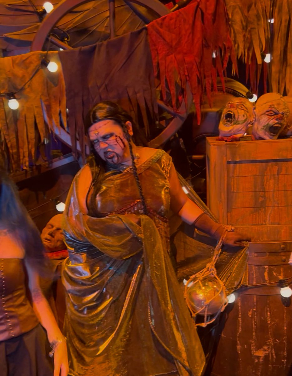 USSハロウィン。人が燃えてた。お化け屋敷怖かった。