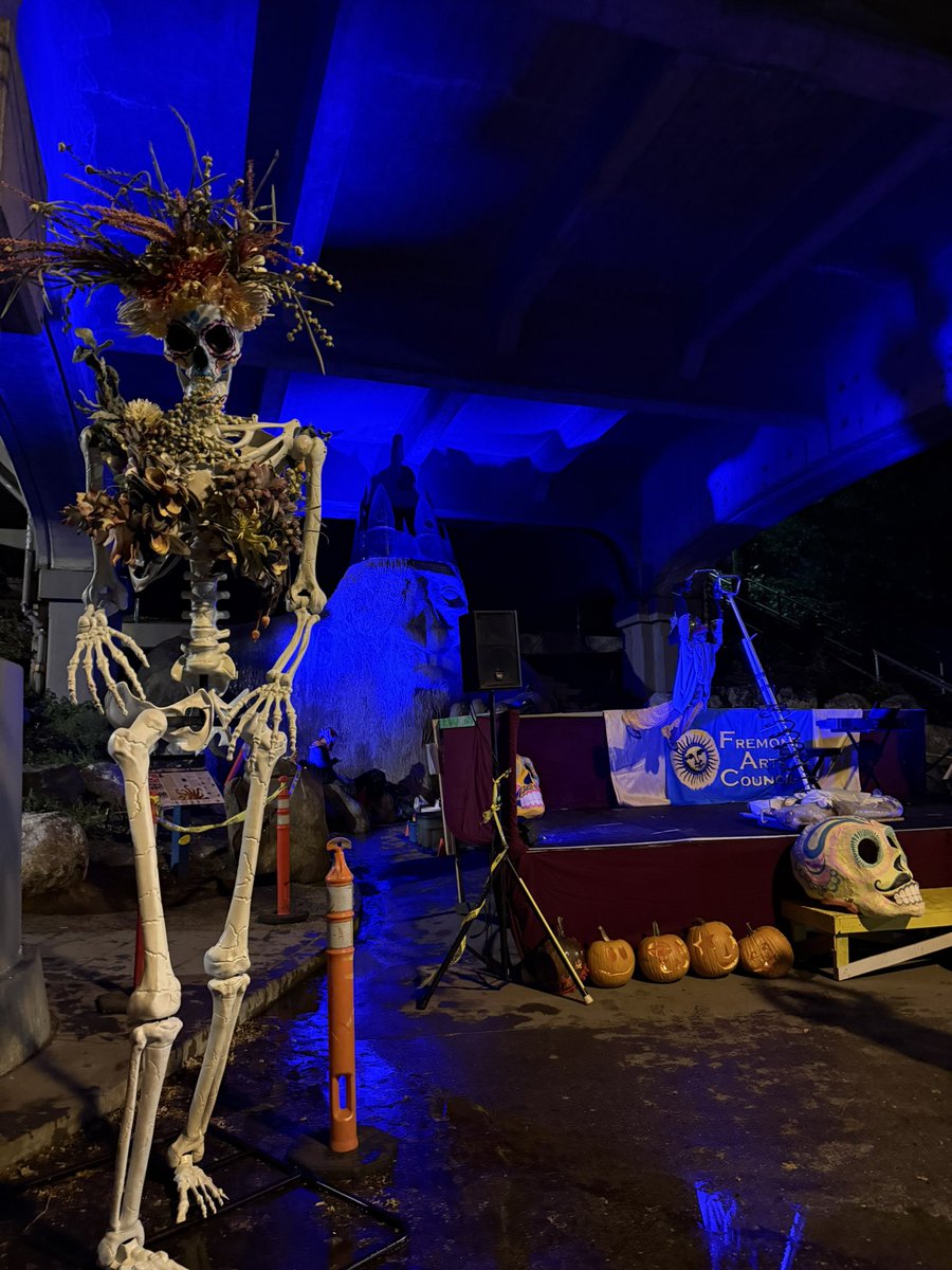 mozgovaya's tweet photo. Happy Trolloween! Fremont Troll Under the Bridge is extra spooky tonight for his 35th Halloween anniversary! 

#seattle #fremontroll #trolloween #spookytimes #halloween https://t.co/m69HOWMJet