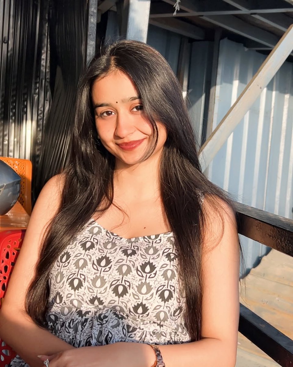 फितरत आग लगाने की नहीं है मगर,
लोग मेरी सादगी से जलते हैं तो क्या करें!!😂

#GoodMorning 🙏🫶