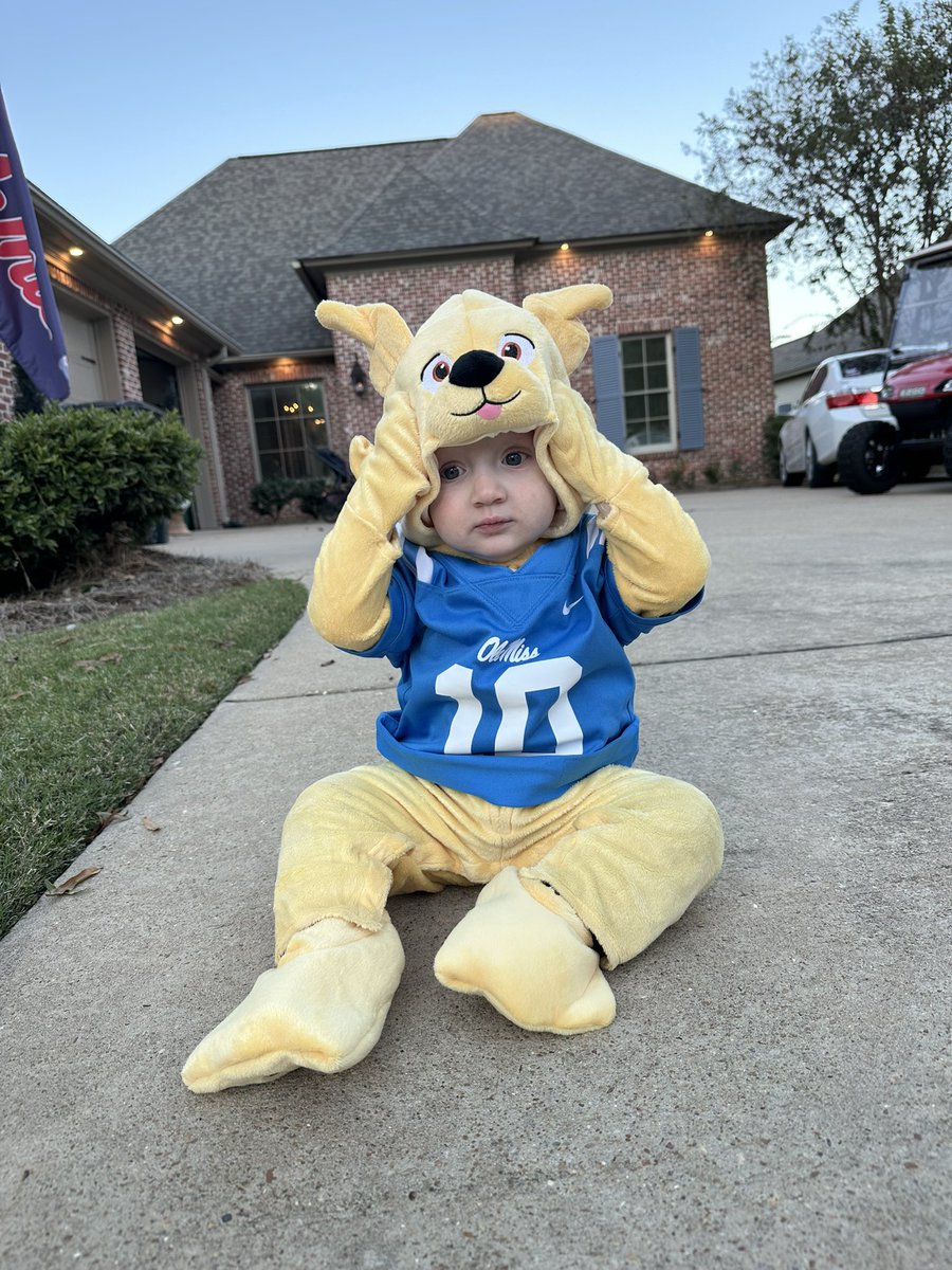 julyeclark's tweet photo. JUIIIIIICE @JuiceKiffin @Lane_Kiffin @OleMissFB Hotty Toddy &amp; Happy Halloween https://t.co/ivY16GkokD