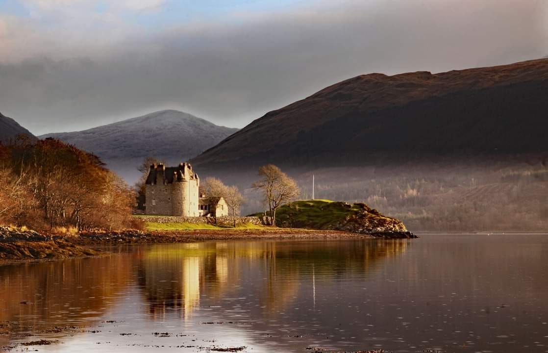 Dunderave Castle, Loch Fyne, Argyll, Scotland, Ronald Stokes!💙🏴󠁧󠁢󠁳󠁣󠁴󠁿 Built in the 16th Century by Clan MacNaughton!