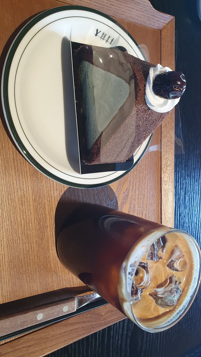 제주의 한 카페에 왔다.
마치 자연 속에 있는 듯하다.
공간이 넓고 분위기가 좋다.

나는 평소 스타벅스와 같은 프랜차이즈를 가는 편이다.
하지만 이렇게 개성 있는 동네 카페를 가는 것도 좋은 것 같다.