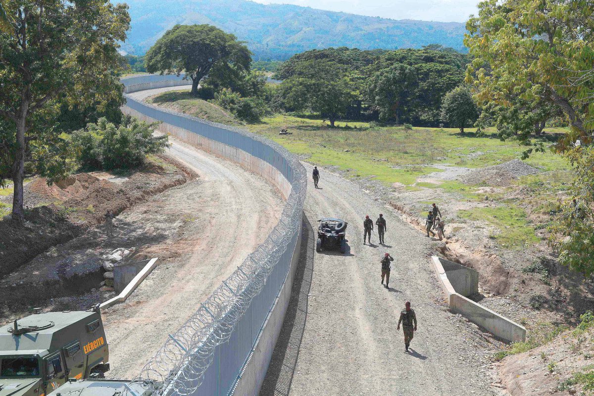 Hay que defender la Sent. 168-13 del 2013 del <a href="/TribunalConstRD/">TCRD</a> como frontera jurídica con #Haití. Pero ésta debe ser respaldada no sólo con un muro, sino también con un cordón sanitario, forestal, cultural e incluso marítimo.

"La Patria se defiende y punto".