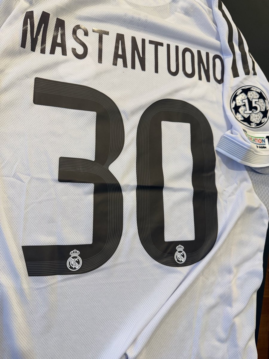 Arimantelman's tweet image. SORRTEOOO 🚨

Los amigos de grkits5.com me mandaron una de las camisetas mas lindas de la temporada. Del dorsal no opino.

Para participar, seguirme y RT al tuit 🎁

Se sortea el miercoles y sale otro nuevo 💣

🚨🚨 En el siguiente tuit dejo info de descuento!! 👀