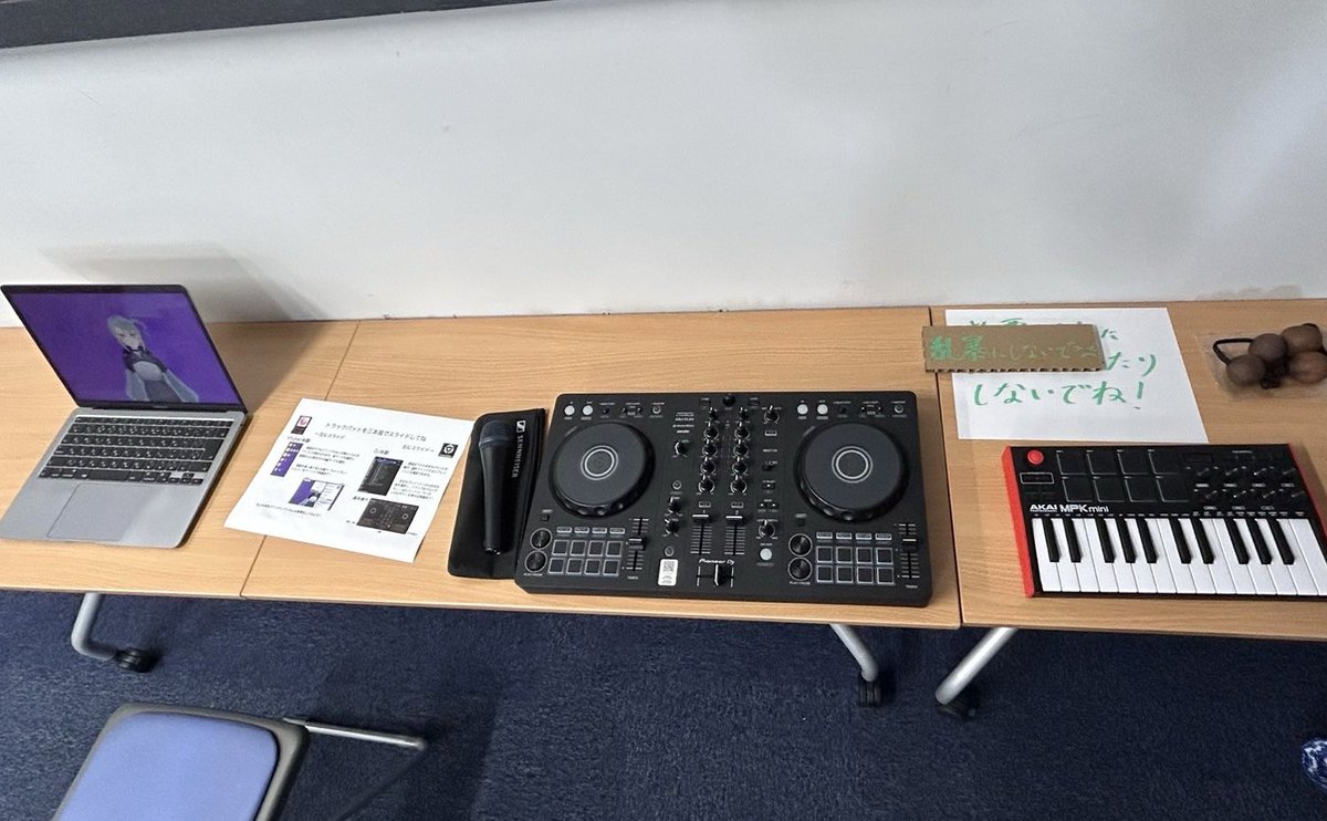 MIC_NUART's tweet image. 🚀2025日芸祭 企画紹介🚀

『 調部の部屋 』

📍南棟5階 C1

日芸非公認Vtuberサークル「ATO!」所属の調部ノートです！
動画編集や歌ってみたのmix作業、配信環境を再現した展示など、
私の活動の裏側全部見せちゃいます！
Vtuber体験会もやってます！