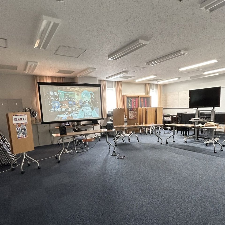 MIC_NUART's tweet image. 🚀2025日芸祭 企画紹介🚀

『 調部の部屋 』

📍南棟5階 C1

日芸非公認Vtuberサークル「ATO!」所属の調部ノートです！
動画編集や歌ってみたのmix作業、配信環境を再現した展示など、
私の活動の裏側全部見せちゃいます！
Vtuber体験会もやってます！