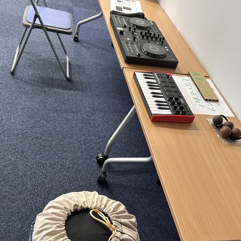 MIC_NUART's tweet image. 🚀2025日芸祭 企画紹介🚀

『 調部の部屋 』

📍南棟5階 C1

日芸非公認Vtuberサークル「ATO!」所属の調部ノートです！
動画編集や歌ってみたのmix作業、配信環境を再現した展示など、
私の活動の裏側全部見せちゃいます！
Vtuber体験会もやってます！