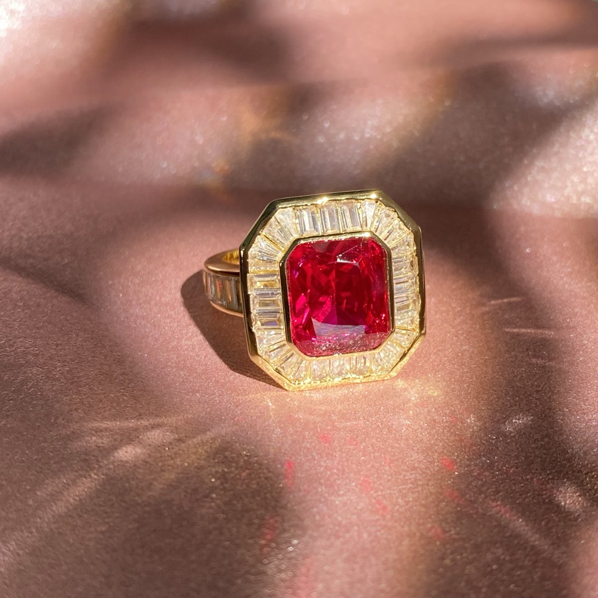 sayabling's tweet image. 💫 For the woman who loves deeply, shines brightly, and never settles for ordinary.

Learn more sayabling.store/4nzuQx8

#RubyEngagementRing #EmeraldCutRuby #HaloRing #RedGemstone #LuxuryJewelry #SayablingStyle #StatementRing #BridalInspiration #Christmas2025 #BlackFriday