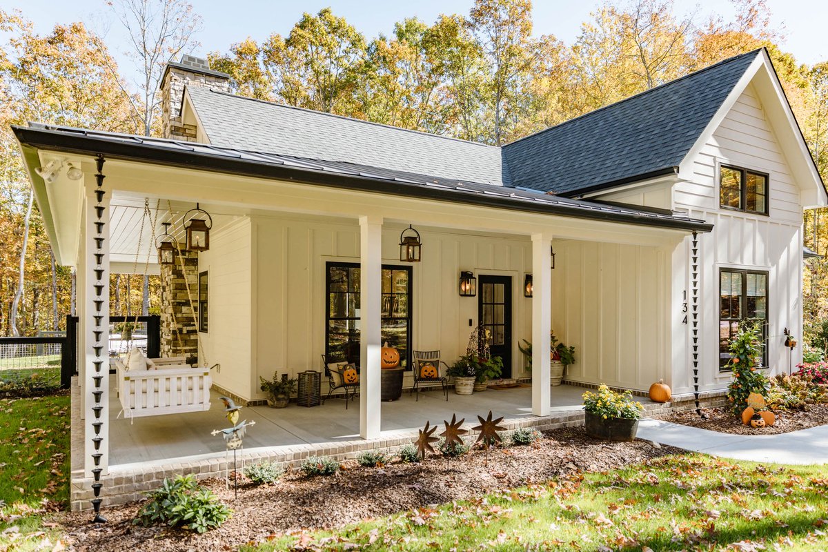 summit_concrete's tweet photo. Fall vibes and pumpkin smiles 🎃🍁

Comment below if you love this cozy farmhouse style porch. 

#SummitConcreteTN #concrete #homeexterior #homedesign #autumn #fallseason #halloween #farmhousecharm https://t.co/gyfzZjjTcf