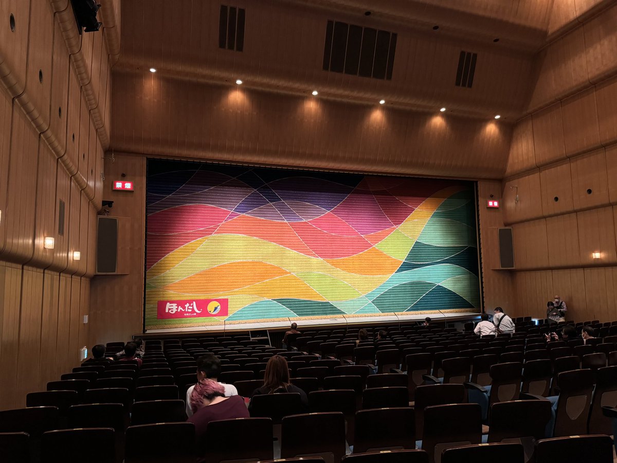 タスク4 吉本新喜劇✅

#チームWADA
#副代表寄り道日本旅
#念願の座長スチ子さん
#飴ちゃんキャッチできず
#ドリルすんのかいせんのかいが封印されているのは人類の損失
#かまいたち漫才は特級
#肉吸いは涙を飲んでスルー