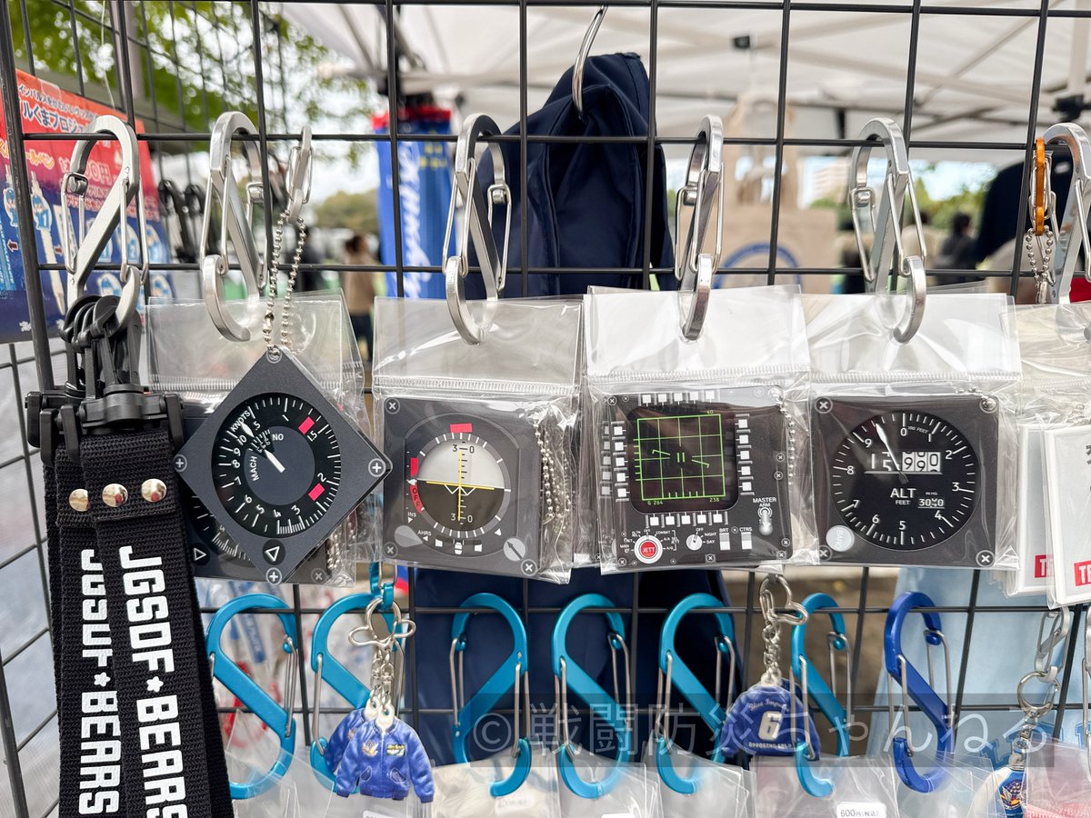 本日は大宮駐屯地祭です。

雨も上がっておりやや蒸し暑さを感じる天気です。

外には売店も出ており興味を惹かれるお土産品が並んでいおります。