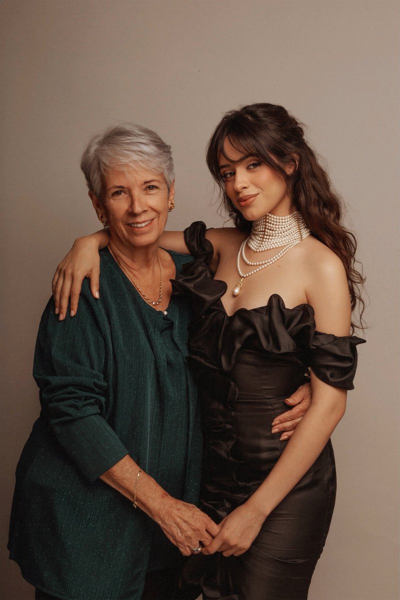 CamilaAccess's tweet image. no hay nada más bonito que ver a cc compartir su cultura, su familia y su corazón con nosotros ❤️🇲🇽