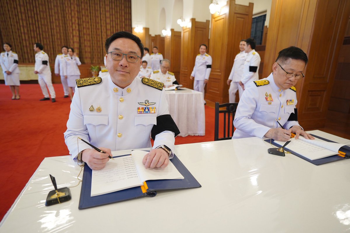 PheuThaiParty's tweet image. นายจุลพันธ์ อมรวิวัฒน์ หัวหน้าพรรคเพื่อไทย,  นางสาวแพทองธาร ชินวัตร อดีตหัวหน้าพรรคเพื่อไทย, กรรมการบริหารพรรค สมาชิกสภาผู้แทนราษฎร และสมาชิกพรรคเพื่อไทย ร่วมลงนามน้อมรำลึกในพระมหากรุณาธิคุณ และถวายความอาลัยแด่สมเด็จพระนางเจ้าสิริกิติ์ พระบรมราชินีนาถ พระบรมราชชนนีพันปีหลวง ณ…