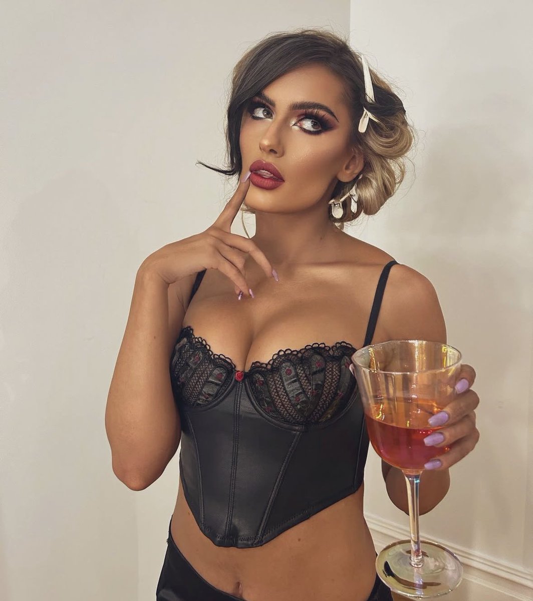 WindsorWhisper's tweet photo. I went as @listerical for Halloween 🖤❤️🩸 https://t.co/nbWE5IQgev