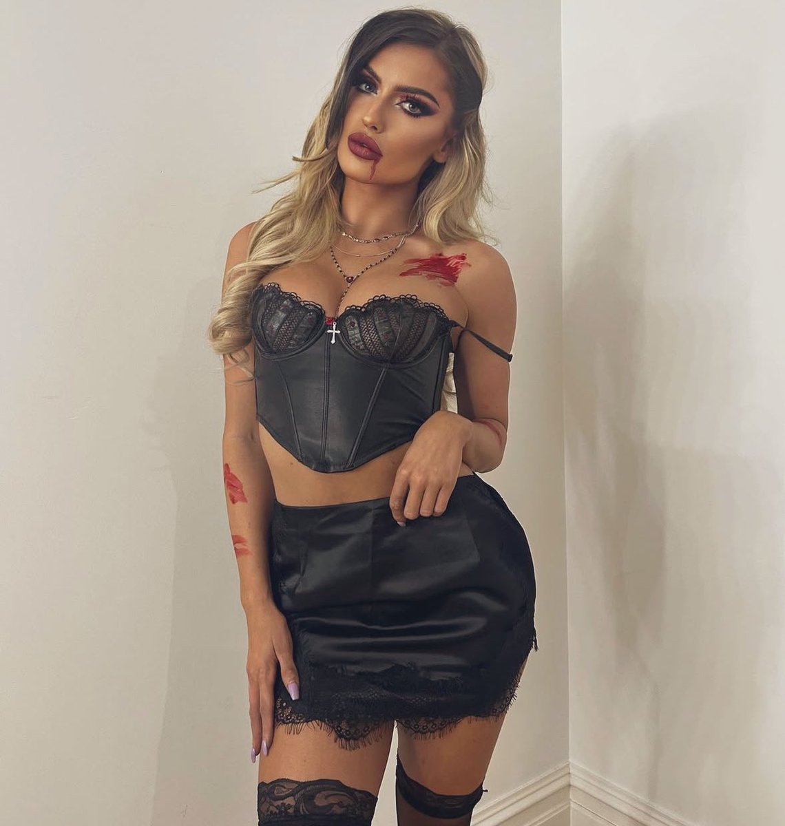 WindsorWhisper's tweet photo. I went as @listerical for Halloween 🖤❤️🩸 https://t.co/nbWE5IQgev