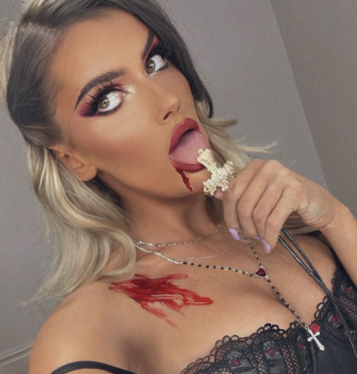 WindsorWhisper's tweet photo. I went as @listerical for Halloween 🖤❤️🩸 https://t.co/nbWE5IQgev