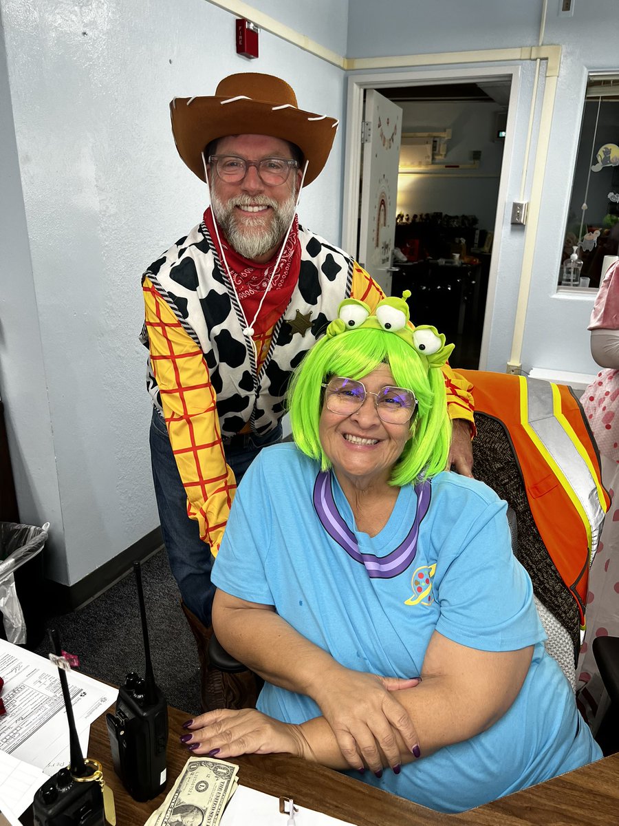 MrLewisSD's tweet image. Fall vibes in full swing! Loved every moment of the Alcott festival parade—amazing costumes and all the good energy. #FallFestival #ParadeFun #CostumeGoals @sdschools