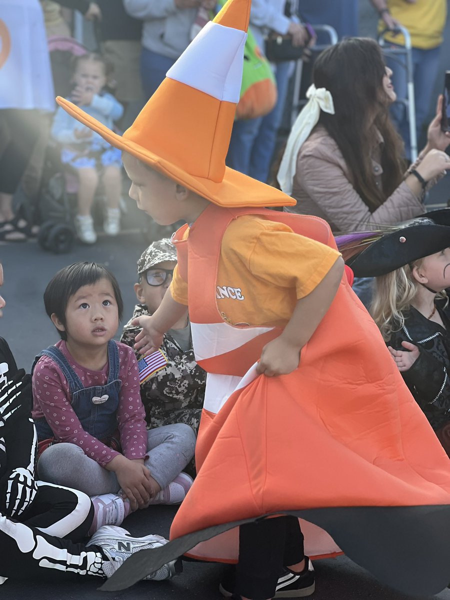 MrLewisSD's tweet image. Fall vibes in full swing! Loved every moment of the Alcott festival parade—amazing costumes and all the good energy. #FallFestival #ParadeFun #CostumeGoals @sdschools