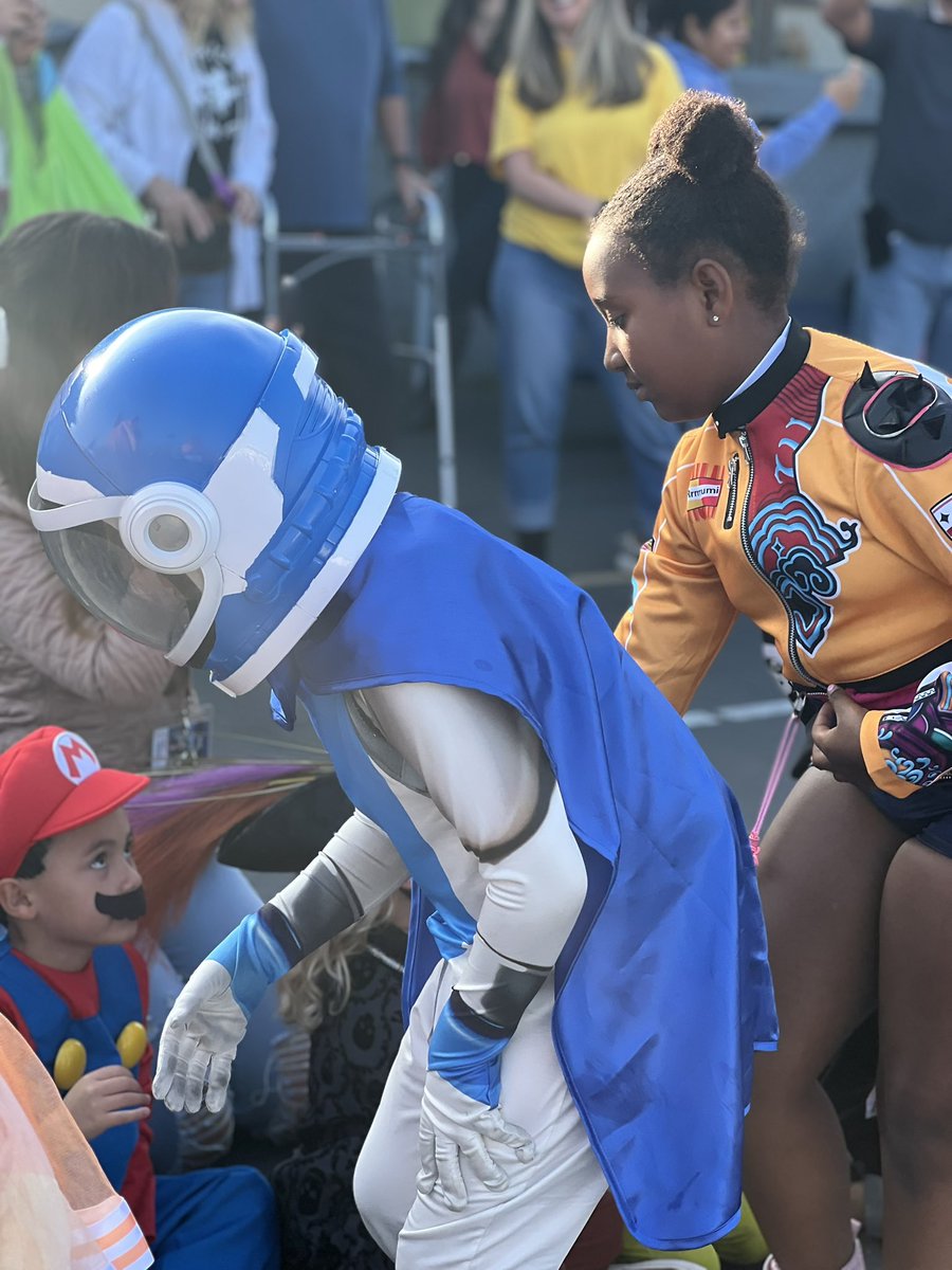 MrLewisSD's tweet image. Fall vibes in full swing! Loved every moment of the Alcott festival parade—amazing costumes and all the good energy. #FallFestival #ParadeFun #CostumeGoals @sdschools