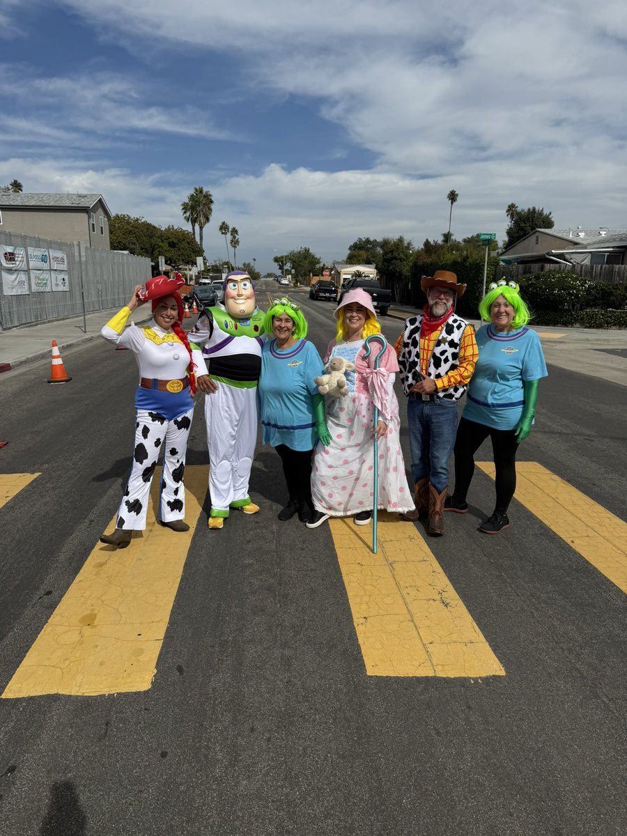 MrLewisSD's tweet image. Fall vibes in full swing! Loved every moment of the Alcott festival parade—amazing costumes and all the good energy. #FallFestival #ParadeFun #CostumeGoals @sdschools