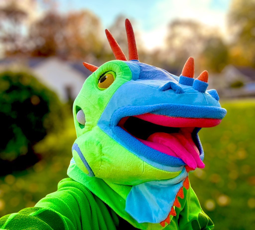 SurfsUpSquink's tweet photo. I was an iguana today 🦎

Happy Halloween🎃 https://t.co/rKfjXO5AmK