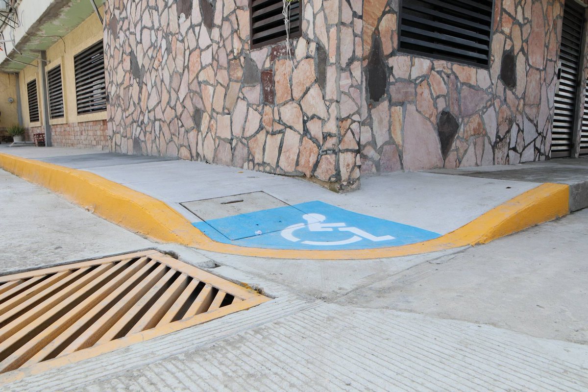 El alcalde <a href="/OvidioPeraltaS/">Ovidio Peralta Suárez</a> inauguró infraestructura urbana, dio el banderazo de inicio a obras viales e hidráulicas y supervisó la construcción de un nuevo cárcamo en Tecolutilla, y la rehabilitación de la Casa de Cultura de Chichicapa en Comalcalco.
facebook.com/share/p/1F2mEw…