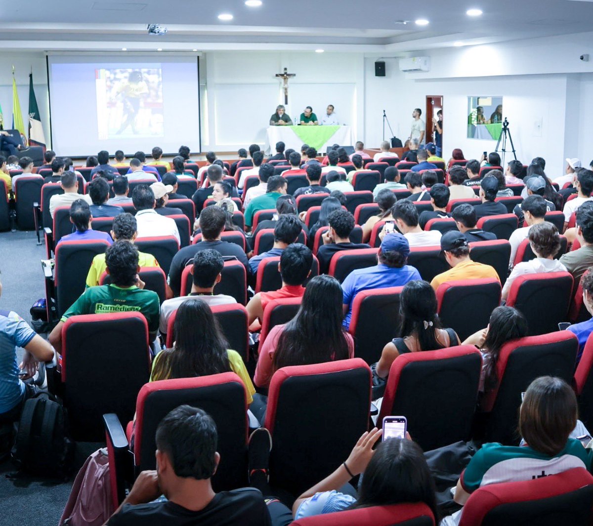 Unidades_UTS's tweet photo. Una jornada inspiradora en las UTS 🍏
Recibimos a @leonelalvarezdt, DT del @ABucaramanga, quien compartió su visión sobre liderazgo, disciplina y preparación en el seminario “Preparación y liderazgo: claves del éxito deportivo”. 💪 #SomosUTS https://t.co/UfJ2ahTT0U