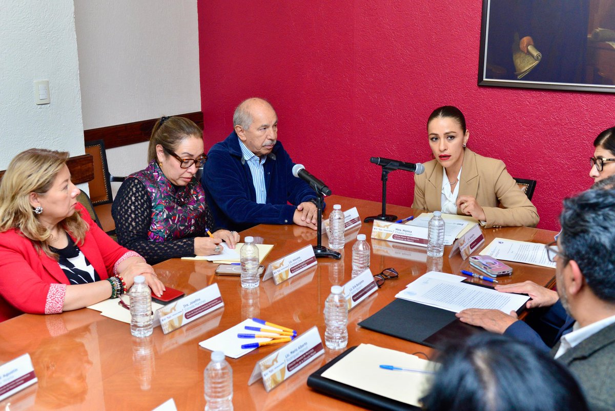 MonicaChDuran's tweet image. El Gobierno de @Edomex consolida la transformación de la salud pública con la entrega del Hospital Oncológico Pediátrico de #Ecatepec al @Tu_IMSS en beneficio de las familias mexiquenses. Tendrá: 
🏥 40 camas
👩⚕️ 27 consultorios
🔬 16 especialidades médicas
#ElPoderDeServir